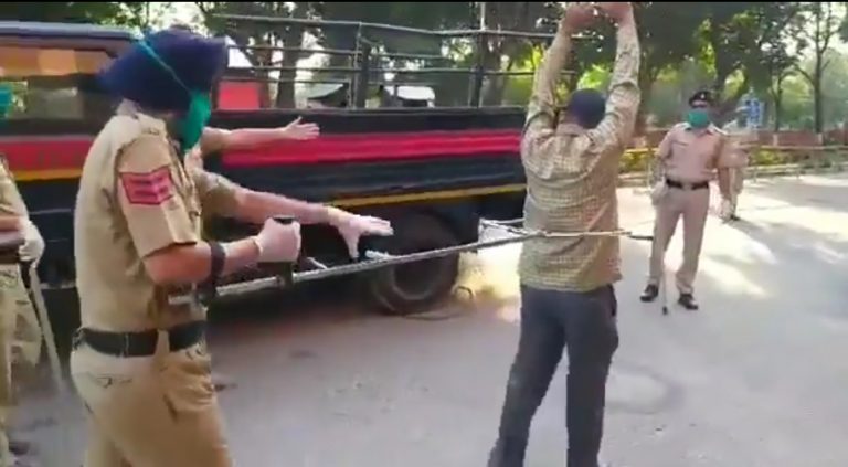 La Policía India utiliza ganchos mecanizados para atrapar a los que se salten el confinamiento por el coronavirus