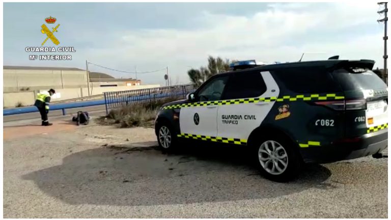 Encuentran a un enfermo de Covid-19 vagando desorientado por una carretera de Zaragoza