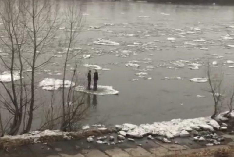 Graban a tres personas río abajo sobre un trozo de hielo durante el confinamiento
