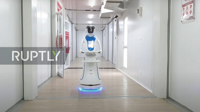 Indonesia utiliza robots para llevar comida a los contagiados por covid-19