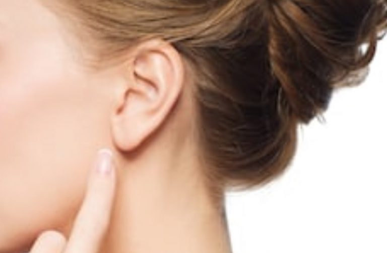 Un médico extrae una araña que estaba tejiendo su tela en el oído de una paciente