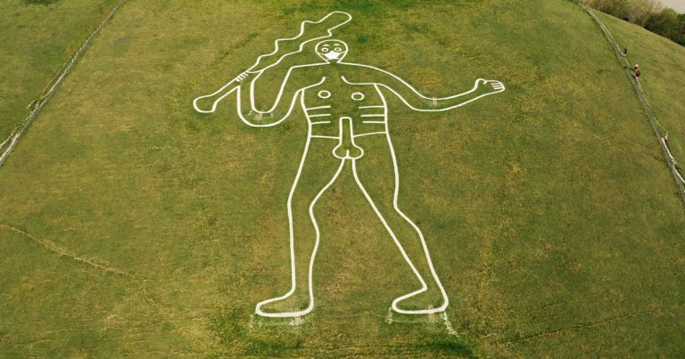 Dibujan una mascarilla sobre una figura milenaria en Reino Unido