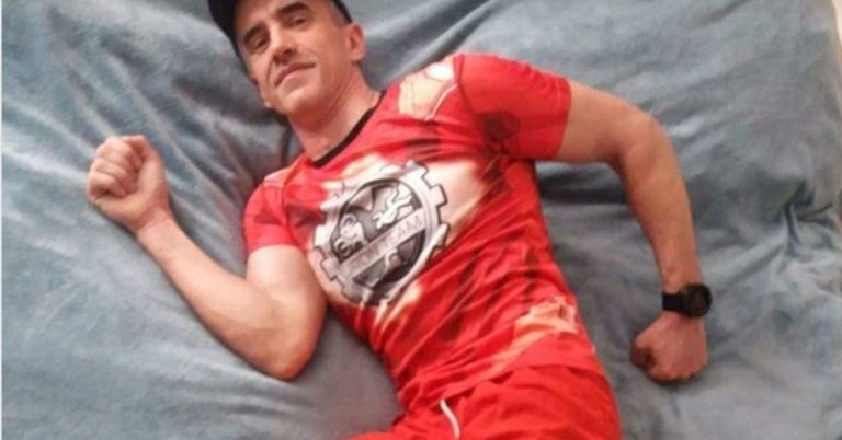 Corre una distancia de 100 kilómetros dando vueltas a su cama en pleno confinamiento