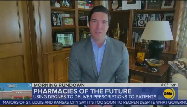 Graban a un reportero con chaqueta pero sin pantalones durante una retransmisión online