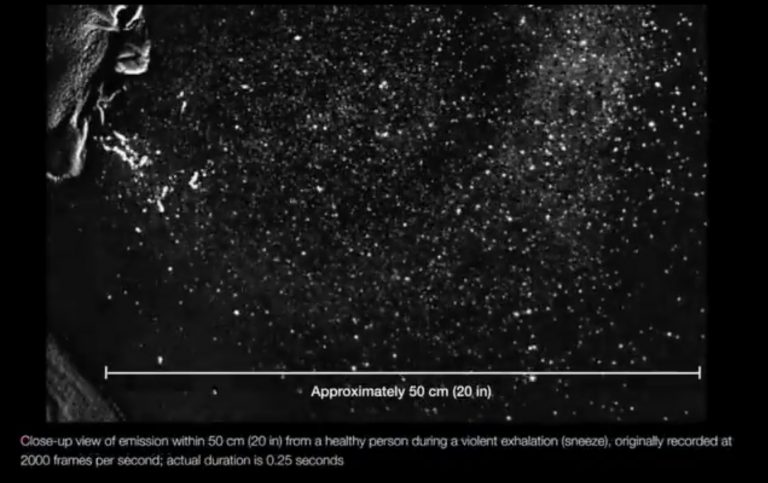 Un vídeo muestra hasta dónde llegan las cepas tras un estornudo o un golpe de tos