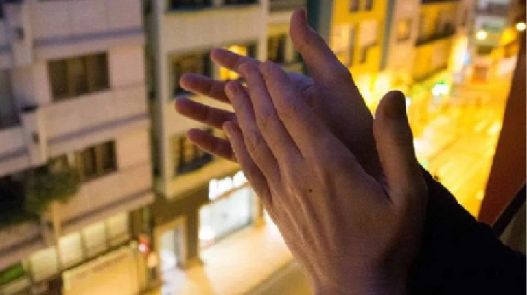 Un ayuntamiento asturiano limita a 15 minutos diarios los aplausos y la música en los balcones