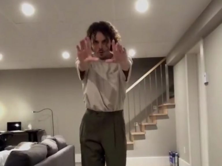 Graba un vídeo para las redes sociales y descubre una misteriosa figura en su casa