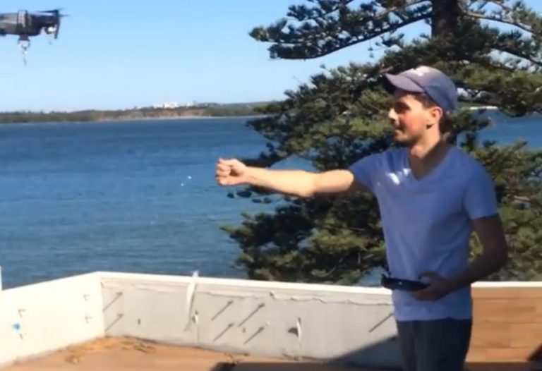 Utiliza un dron para pescar en el mar desde la terraza de su casa... y lo consigue