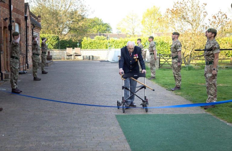 Un anciano de 99 años recauda 12 millones contra el coronavirus tras dar 100 vueltas con su andador