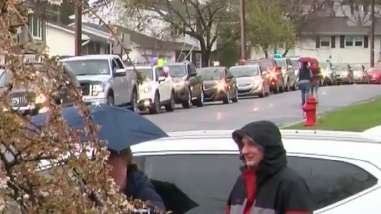 La impresionante cola para felicitar a Bobby Baird, mítico trompetista estadounidense, por su 90 cumpleaños