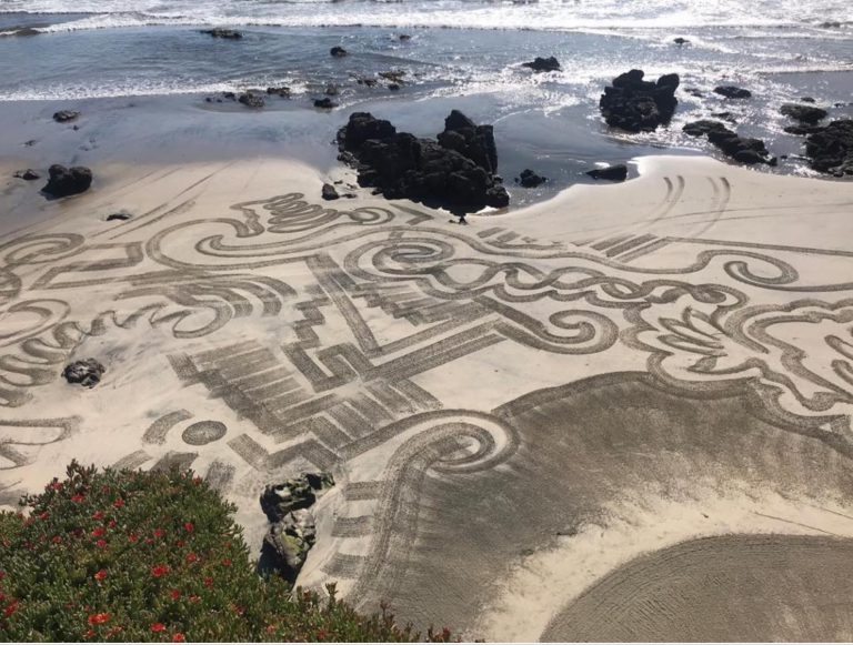 Los extraños dibujos que han aparecido en una playa en pleno confinamiento