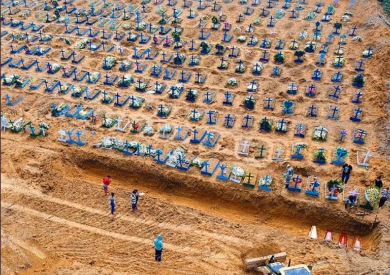 Las escalofriantes imágenes de las fosas comunes cavadas en Brasil para enterrar a los fallecidos por coronavirus