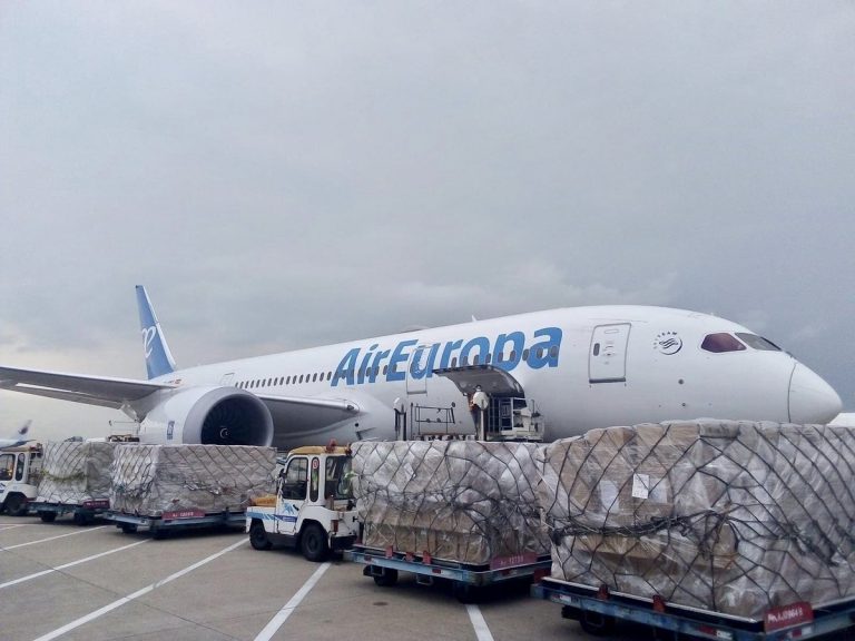 Un avión procedente de China con material comprado por el Gobierno aterriza en Madrid semi vacío por falta de permisos