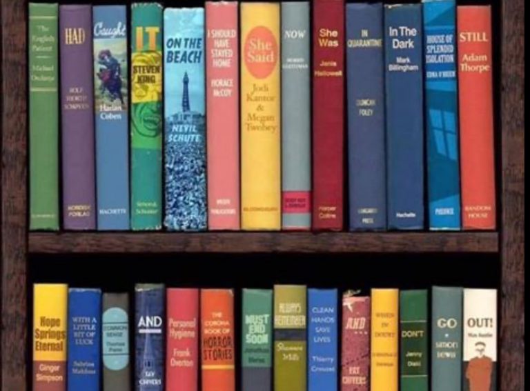 Ordena los títulos de su biblioteca para mandar un mensaje durante la crisis del coronavirus