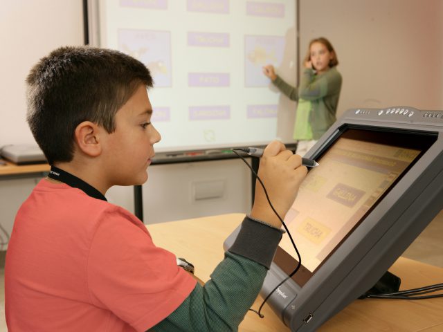 Alumno utilizando una pizarra digital