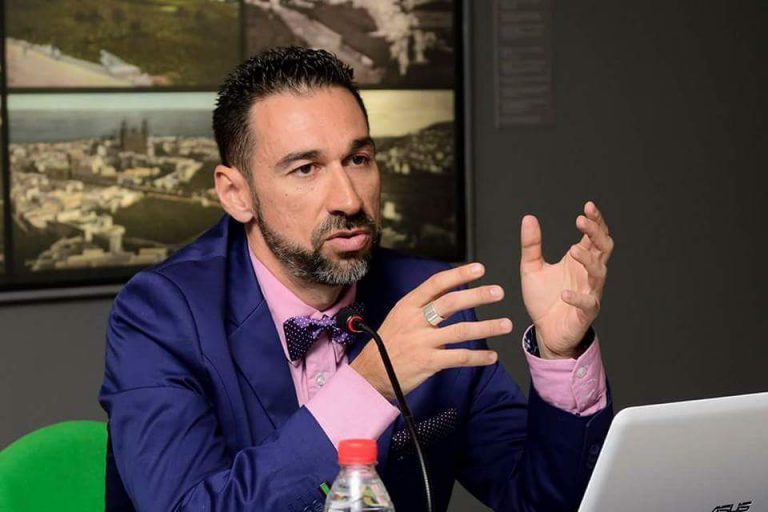 El profesor Antonio Almeida estudia los primeros años del siglo XX en la historia de la educación física y el deporte en Canarias