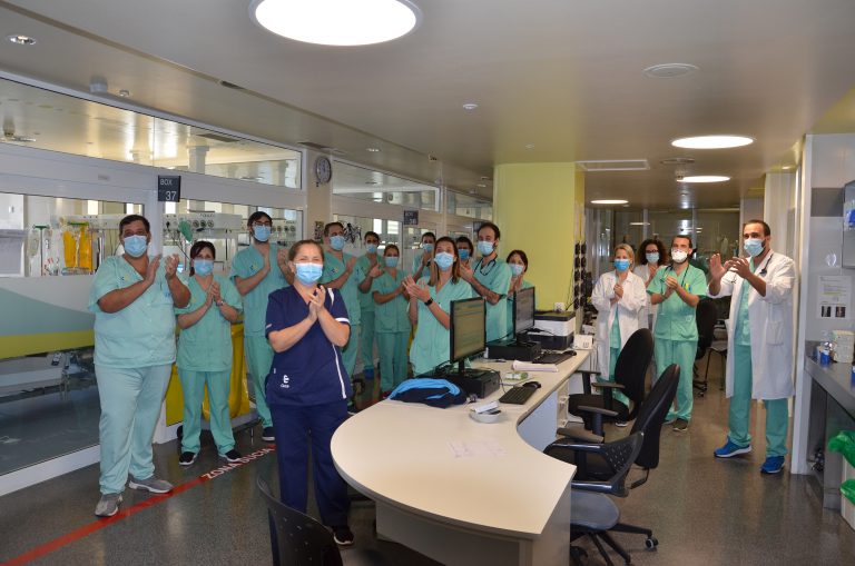 Los intensivistas de los hospitales del SCS aplauden a sus compañeros de las Unidades de Cuidados Intensivos
