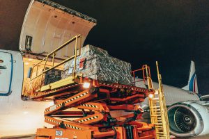 Avión con cargamento de mascarillas donadas por HiperDino