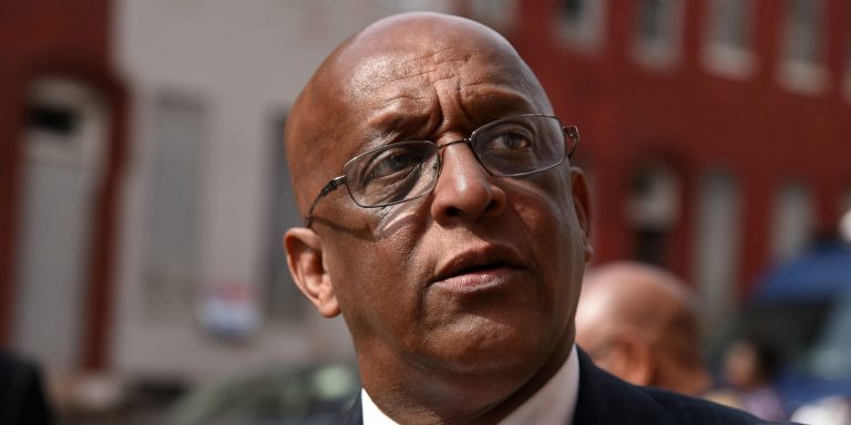 El alcalde de Baltimore pide a los vecinos que dejen de dispararse para no colapsar los hospitales