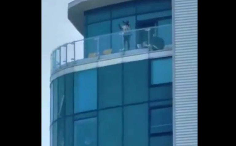 Un hombre armado abre fuego indiscriminadamente desde un balcón en Reino Unido