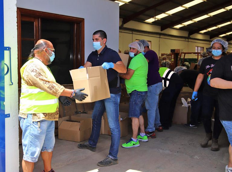 El Cabildo y los ayuntamientos reparten 516 lotes de alimentos para compensar el cierre de los comedores escolares