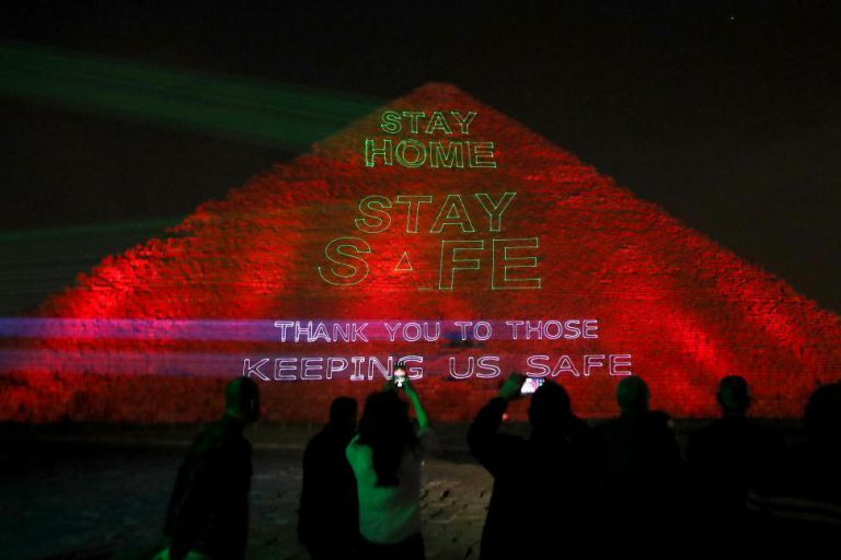 La Gran Pirámide de Guiza se ilumina con mensajes contra el coronavirus