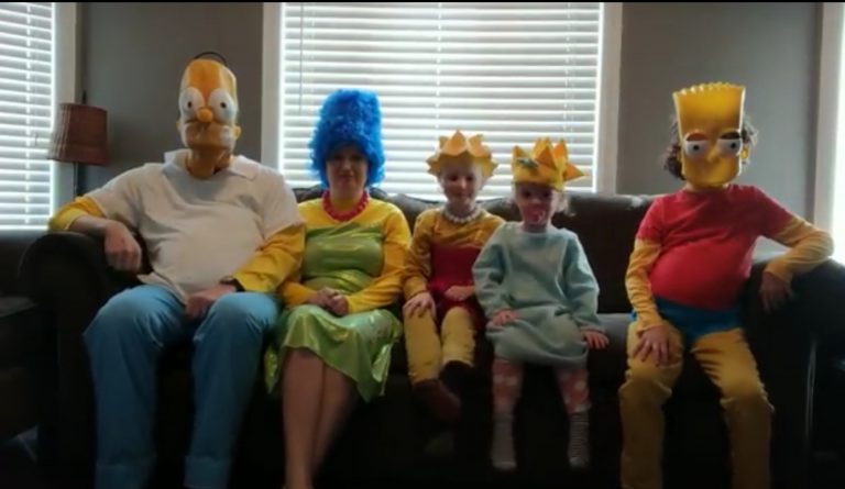Una familia recrea la cabecera de 'Los Simpsons' durante el confinamiento
