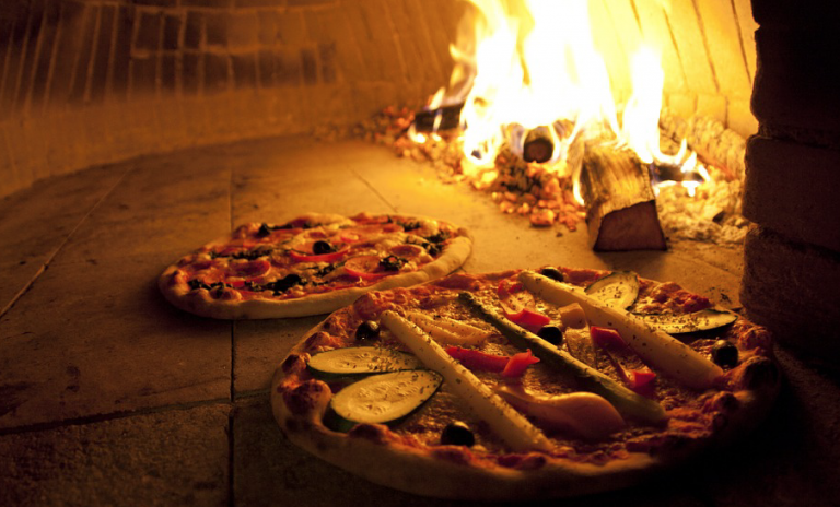 Una pizzería utiliza su horno para fabricar equipamiento médico en la lucha contra el covid-19