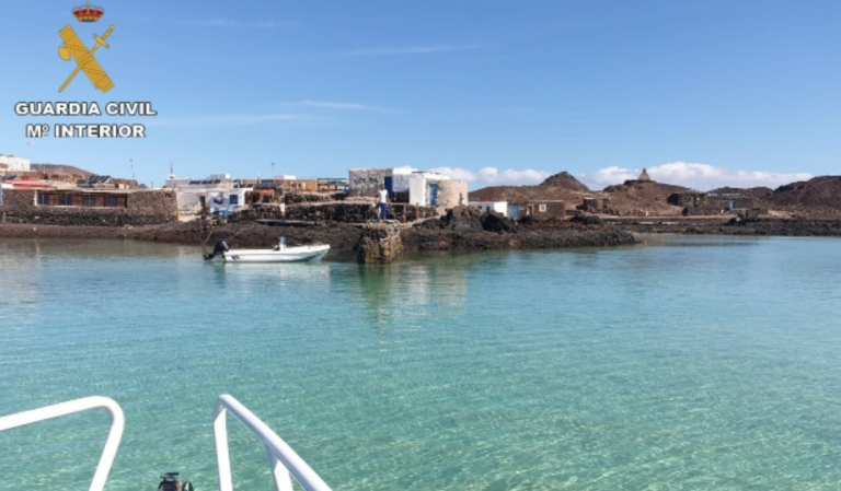 La Guardia Civil abastece de víveres a los habitantes de un islote de Las Palmas