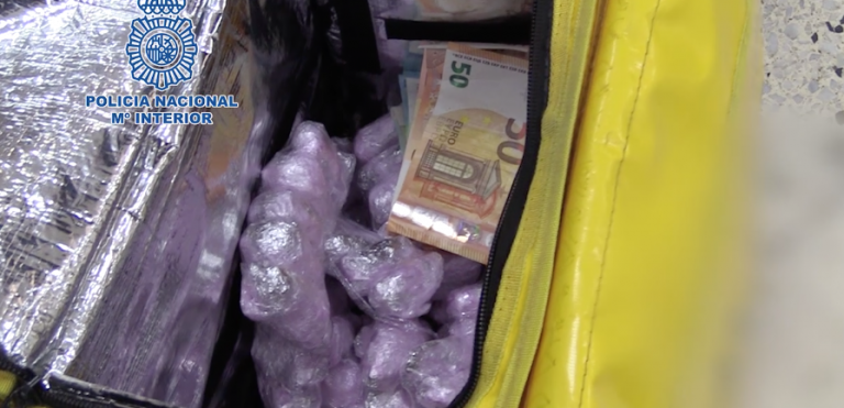 La Policía detiene a tres jóvenes que simulaban ser repartidores de comida para entregar drogas a domicilio