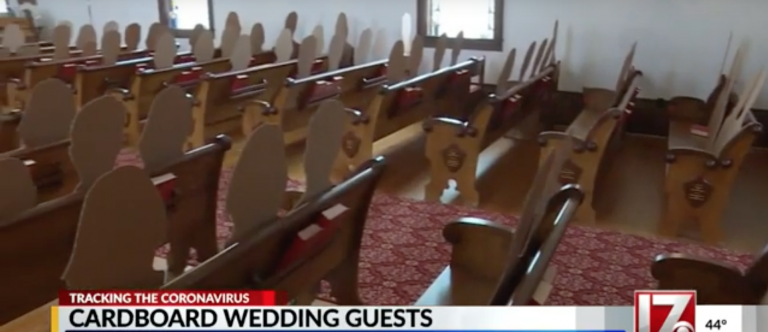 Una pareja celebra su boda con invitados de cartón por culpa del confinamiento