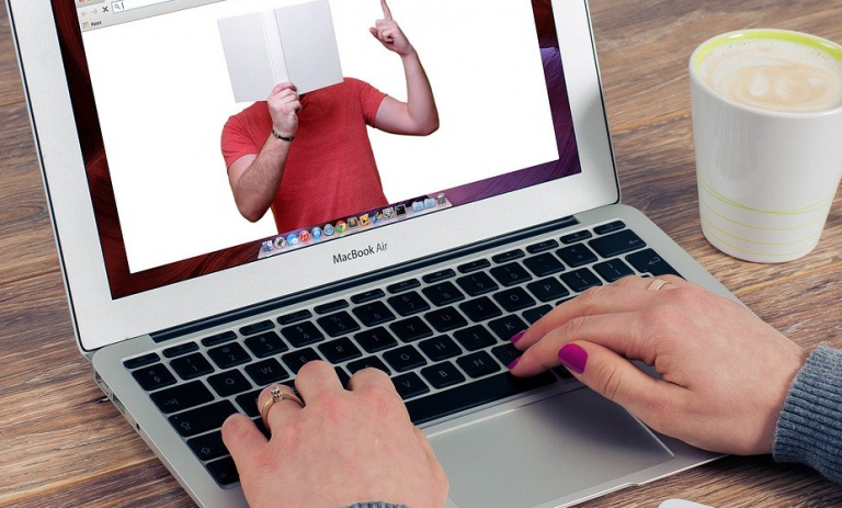 La mujer de un profesor en confinamiento aparece desnuda durante una clase online