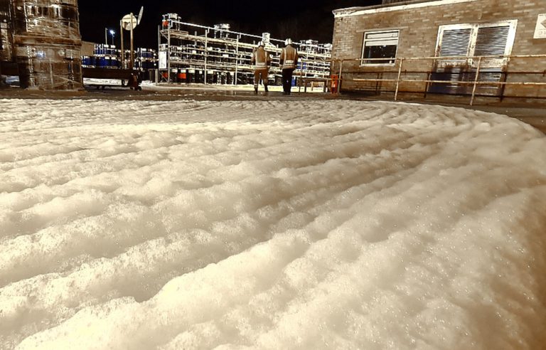 Un fallo en una alarma contra incendios provoca el derrame de toneladas de espuma en una fábrica