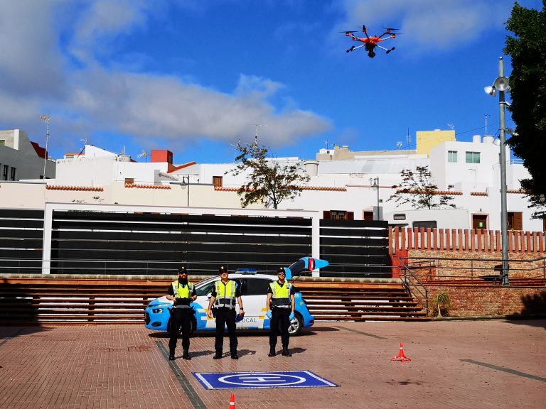 La Policía Local refuerza con un dron la vigilancia del confinamiento en las vías públicas del municipio