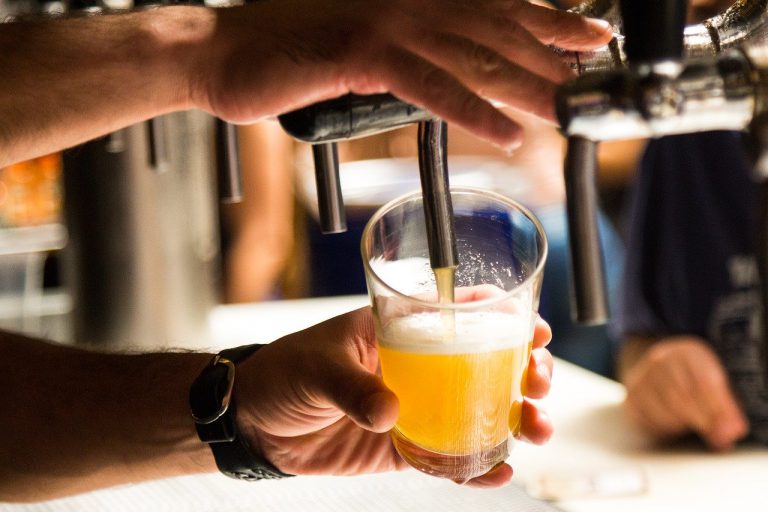 Una marca ofrece cerveza gratis durante un año a las parejas que hayan pospuesto su boda debido al coronavirus