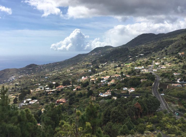 El Cabildo anima a la población a limpiar y despejar de maleza el entorno de las casas para prevenir los incendios forestales