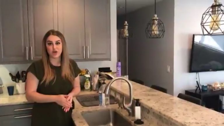 Un padre despistado arruina la retransmisión de su hija reportera durante el confinamiento