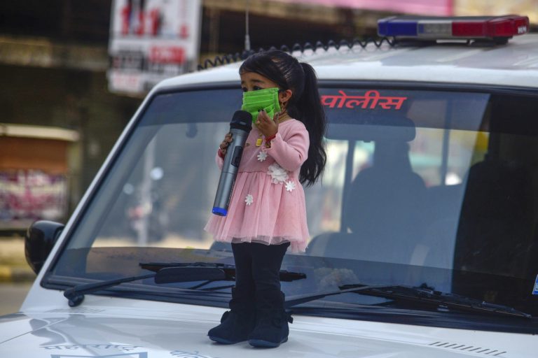 La mujer más baja del mundo se une a la policía en su lucha contra el coronavirus