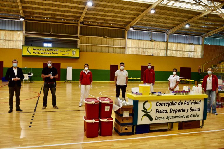 El alcalde de Gáldar felicita la labor del ICHH en el punto de extracción ubicado en el Polideportivo Municipal