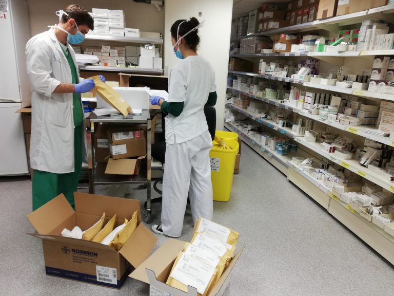 Los hospitales universitarios del SCS envían la medicación de los pacientes ambulatorios de riesgo a sus domicilios