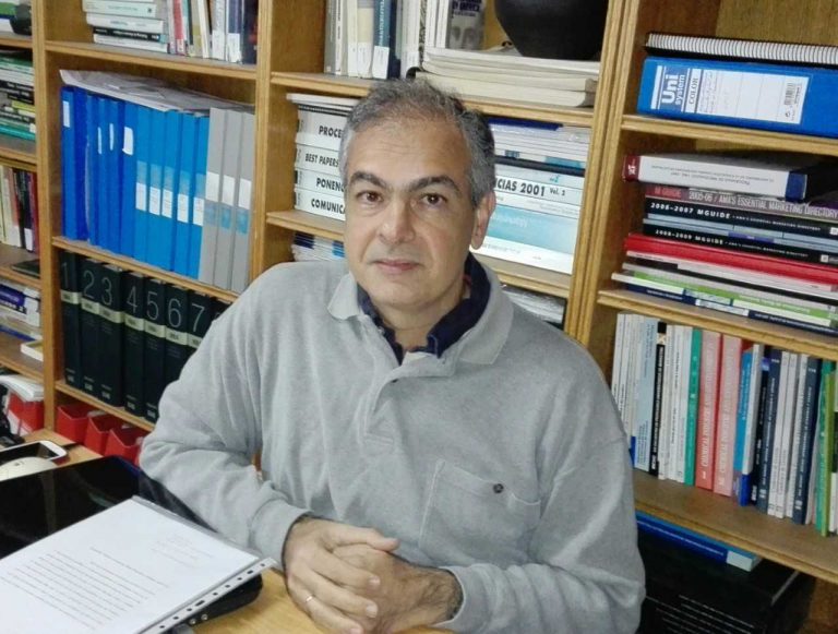 El profesor Gonzalo Díaz Meneses publica un artículo en ‘The Conversation’ sobre como el coronavirus cambiará el saludo