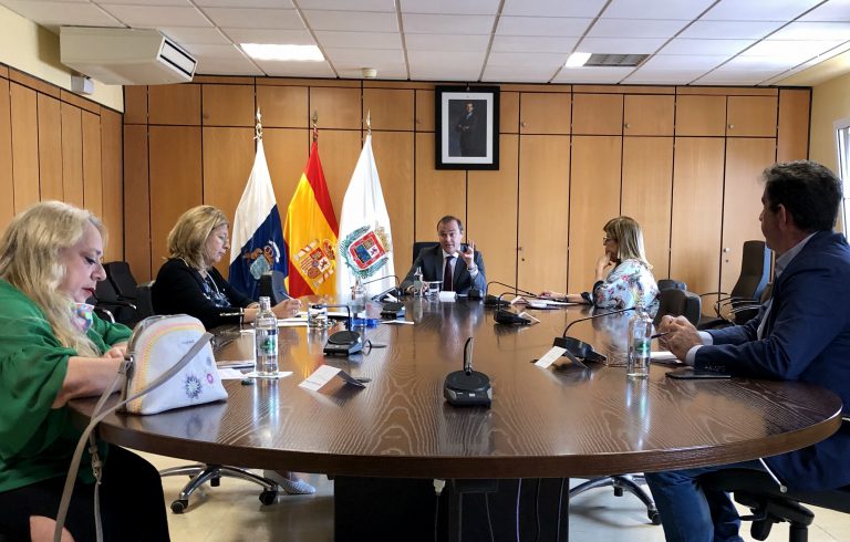 El alcalde traslada a los portavoces municipales las últimas medidas activadas por el Ayuntamiento frente a la crisis del COVID-19