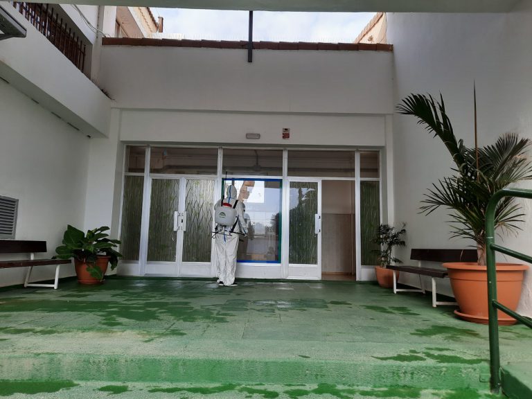 Telde continúa con las labores de mantenimiento y desinfección de los centros escolares a pesar de la incertidumbre sobre la vuelta a los colegios 