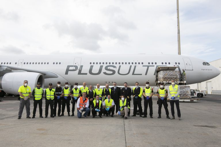 Llega un nuevo cargamento con 100.000 hisopos para realizar test y 36.000 EPI en el primer vuelo comercial directo entre China y Canarias