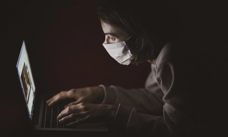 Cómo eliminar el coronavirus del teclado del ordenador y del mando de la tele