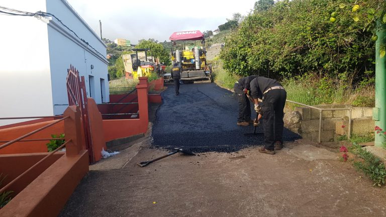 El Ayuntamiento de Santa María de Guía inicia el reasfaltado de la carretera que une Lomo Barranquillo Frío y Cuevas del Monte