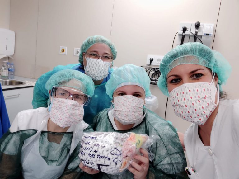 Un grupo de particulares en Madrid fabrica mascarillas para abastecer a hospitales y residencias