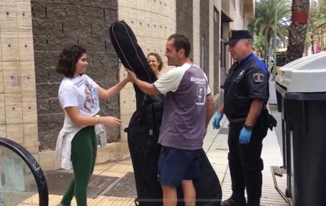 Las Palmas de Gran Canaria lleva instrumentos a 71 jóvenes de Barrios Orquestados para que continúen su formación musical en la cuarentena 1 Policía Local Barrios Orquestados