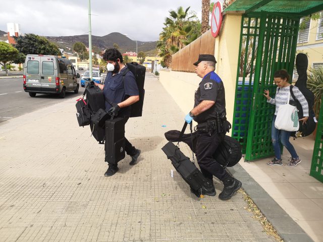 Las Palmas de Gran Canaria lleva instrumentos a 71 jóvenes de Barrios Orquestados para que continúen su formación musical en la cuarentena 3 Policía Local Barrios Orquestados2