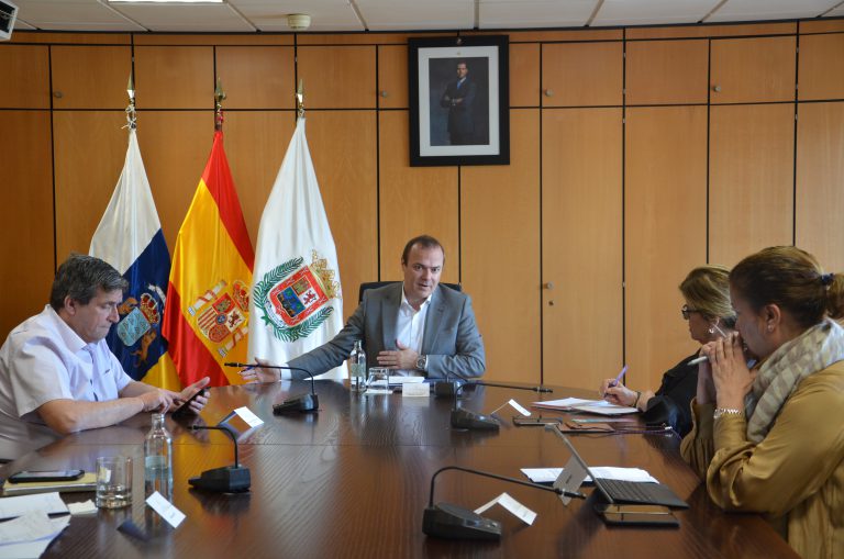 Augusto Hidalgo comparte con los portavoces municipales las últimas acciones impulsadas para minimizar los efectos de la crisis sanitaria